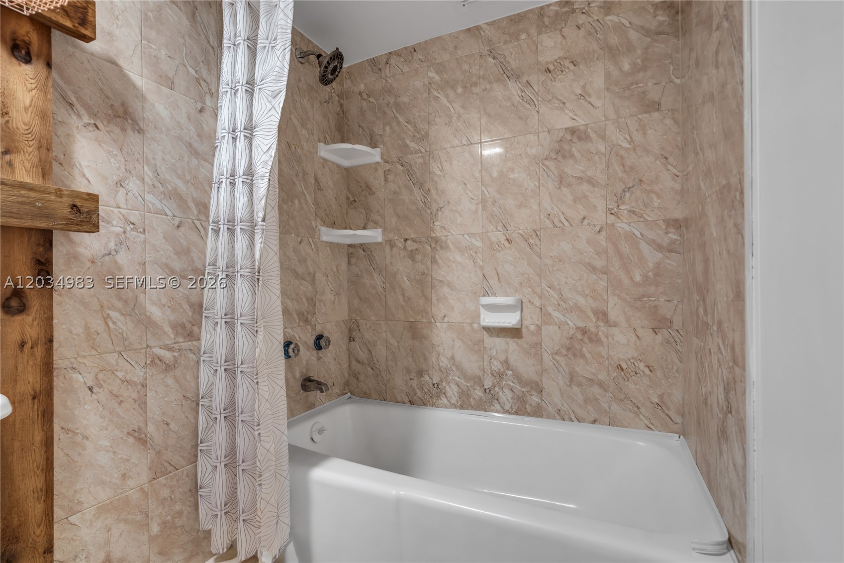 LONDON TOWERS CONDO - Residential