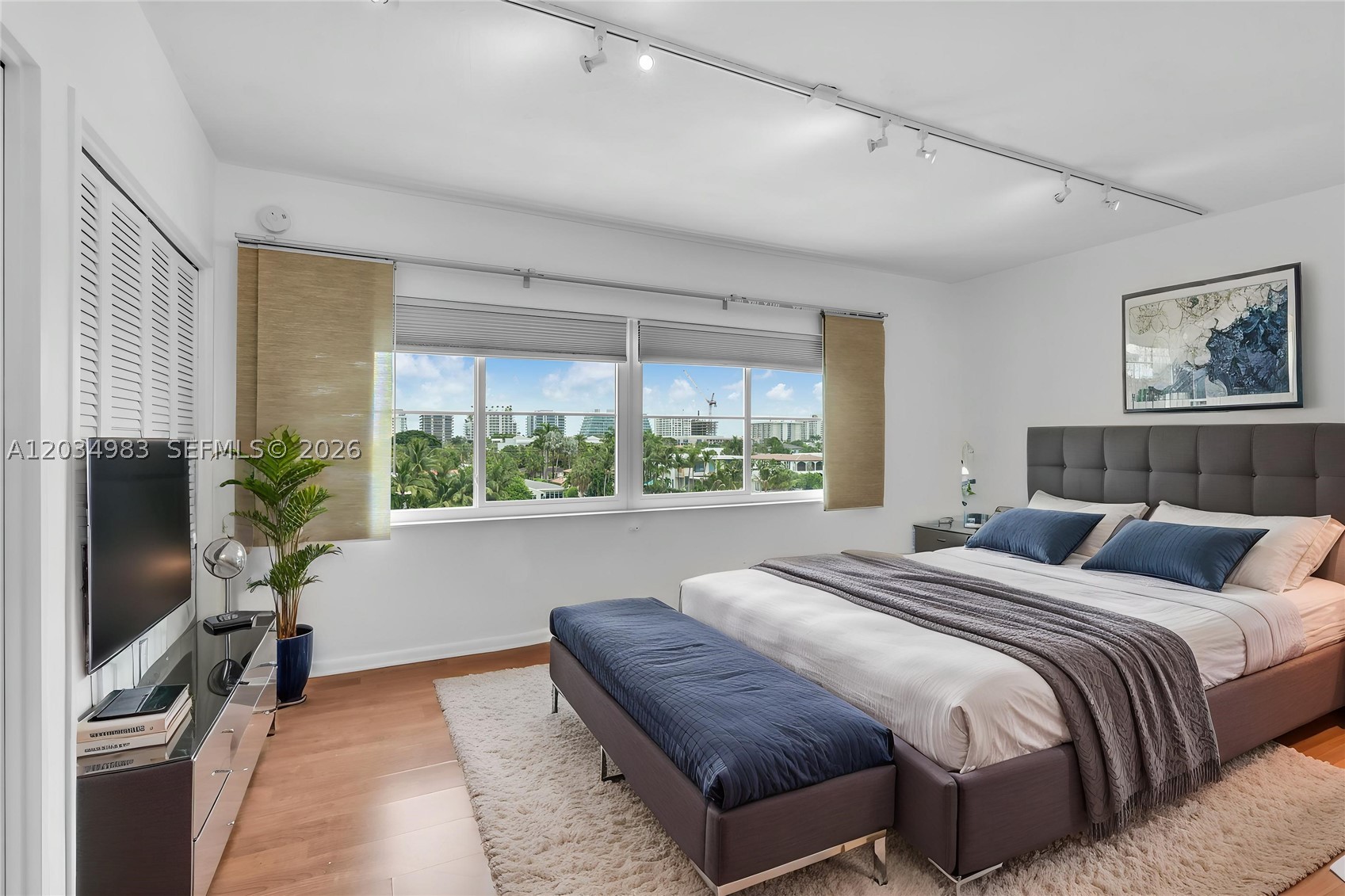 LONDON TOWERS CONDO - Residential