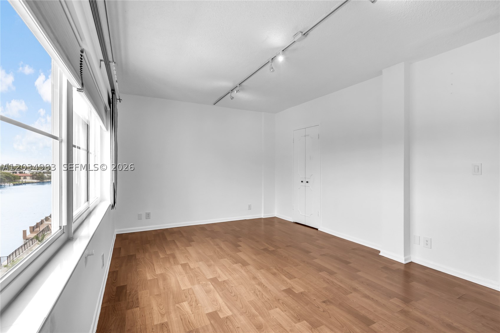 LONDON TOWERS CONDO - Residential