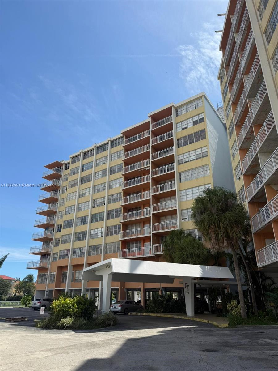 very nice 1 bedrooms and 1 and a half bath, walking closet, looking canal, grey vinyl floor great potential for living or invest 
don't miss it,