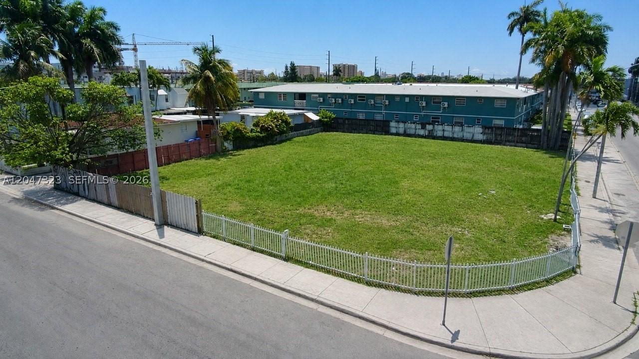 LE JEUNE GARDENS - Land