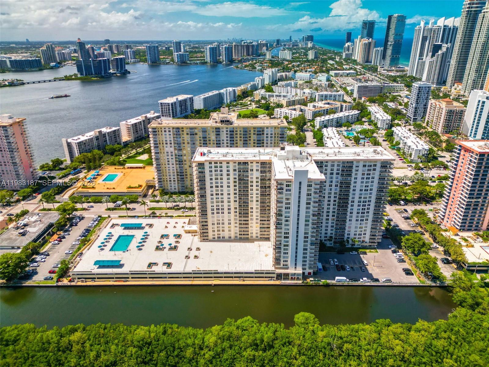 WINSTON TOWER 300 CONDO - Residential