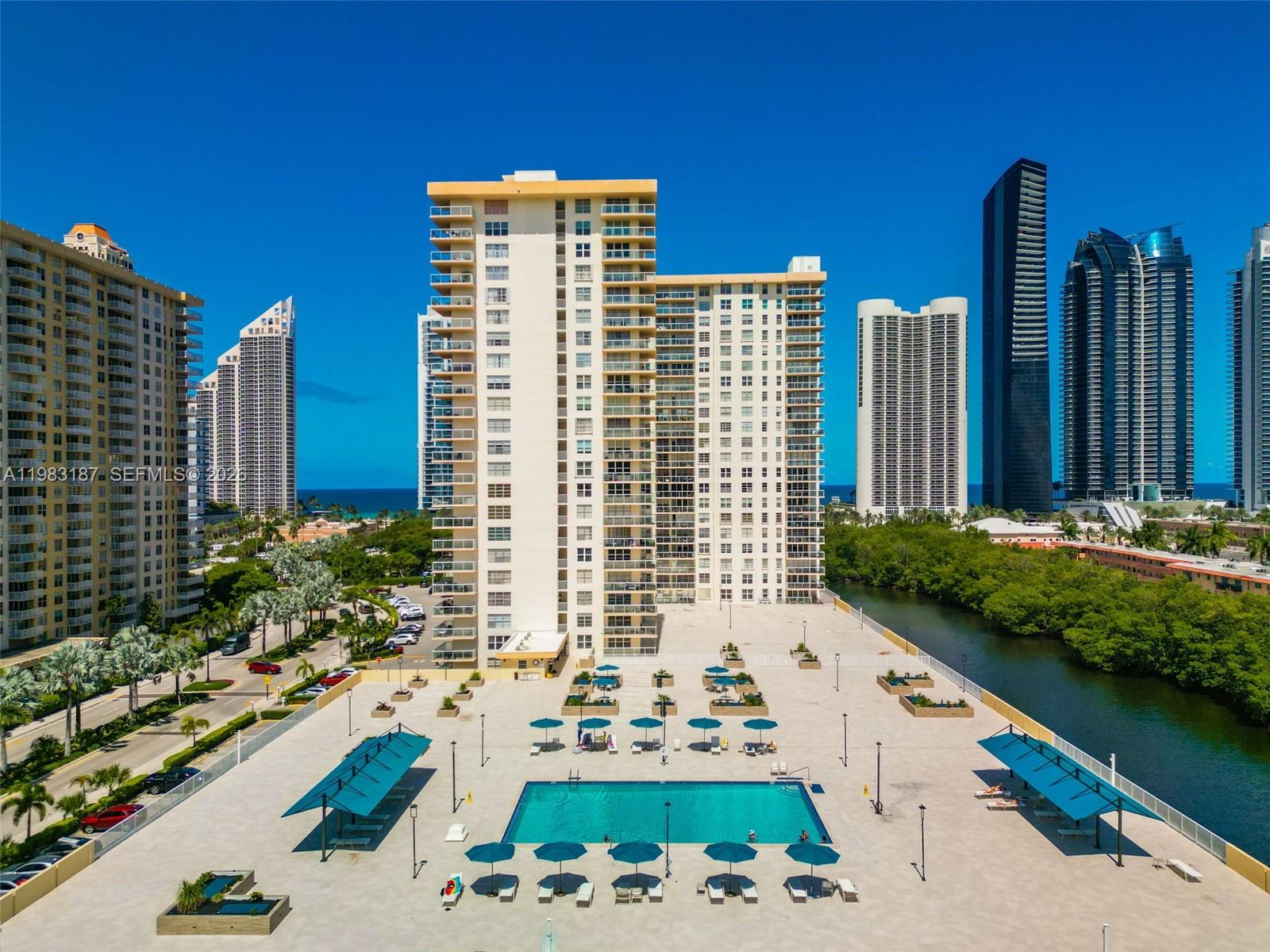 WINSTON TOWER 300 CONDO - Residential