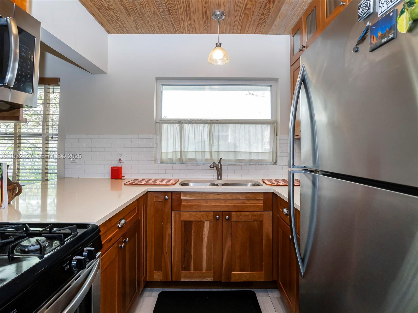 SHORES PLAZA EAST CONDO - Residential