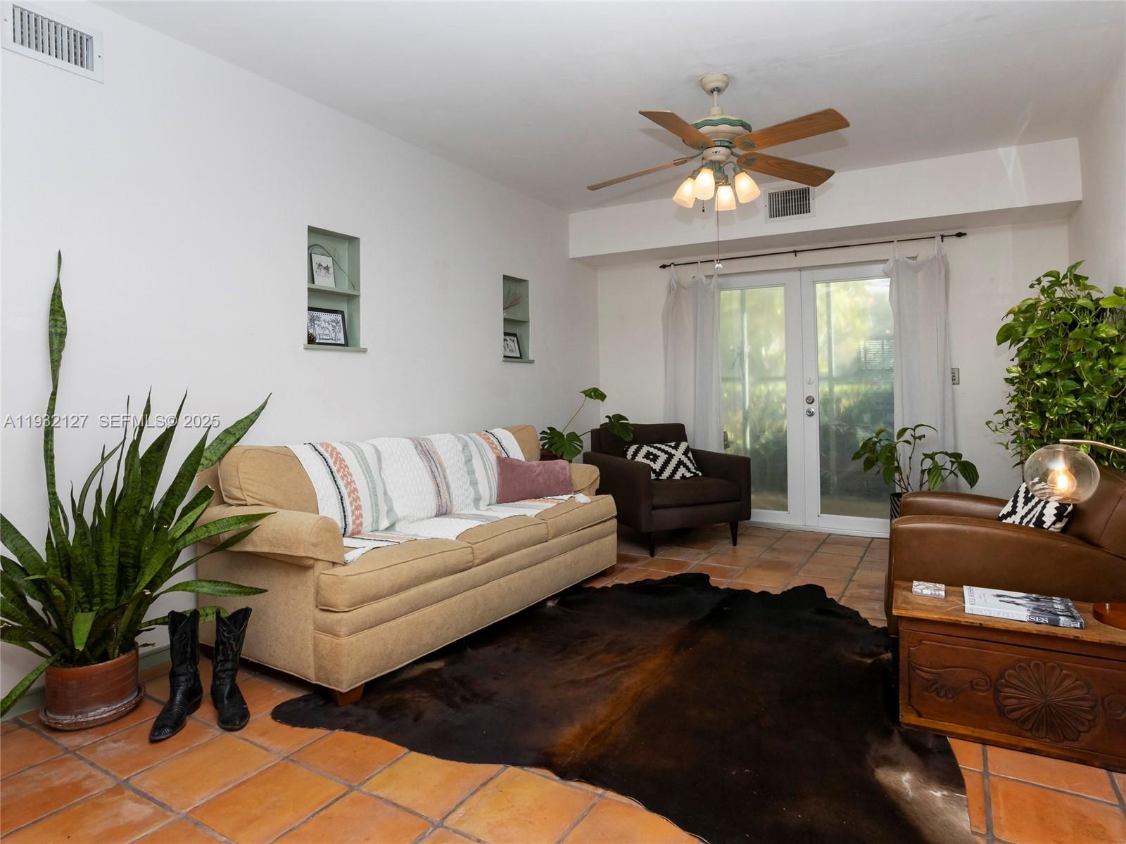 SHORES PLAZA EAST CONDO - Residential