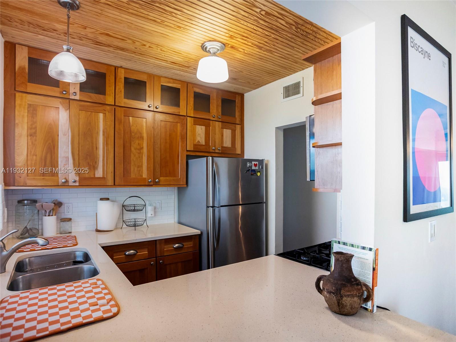 SHORES PLAZA EAST CONDO - Residential