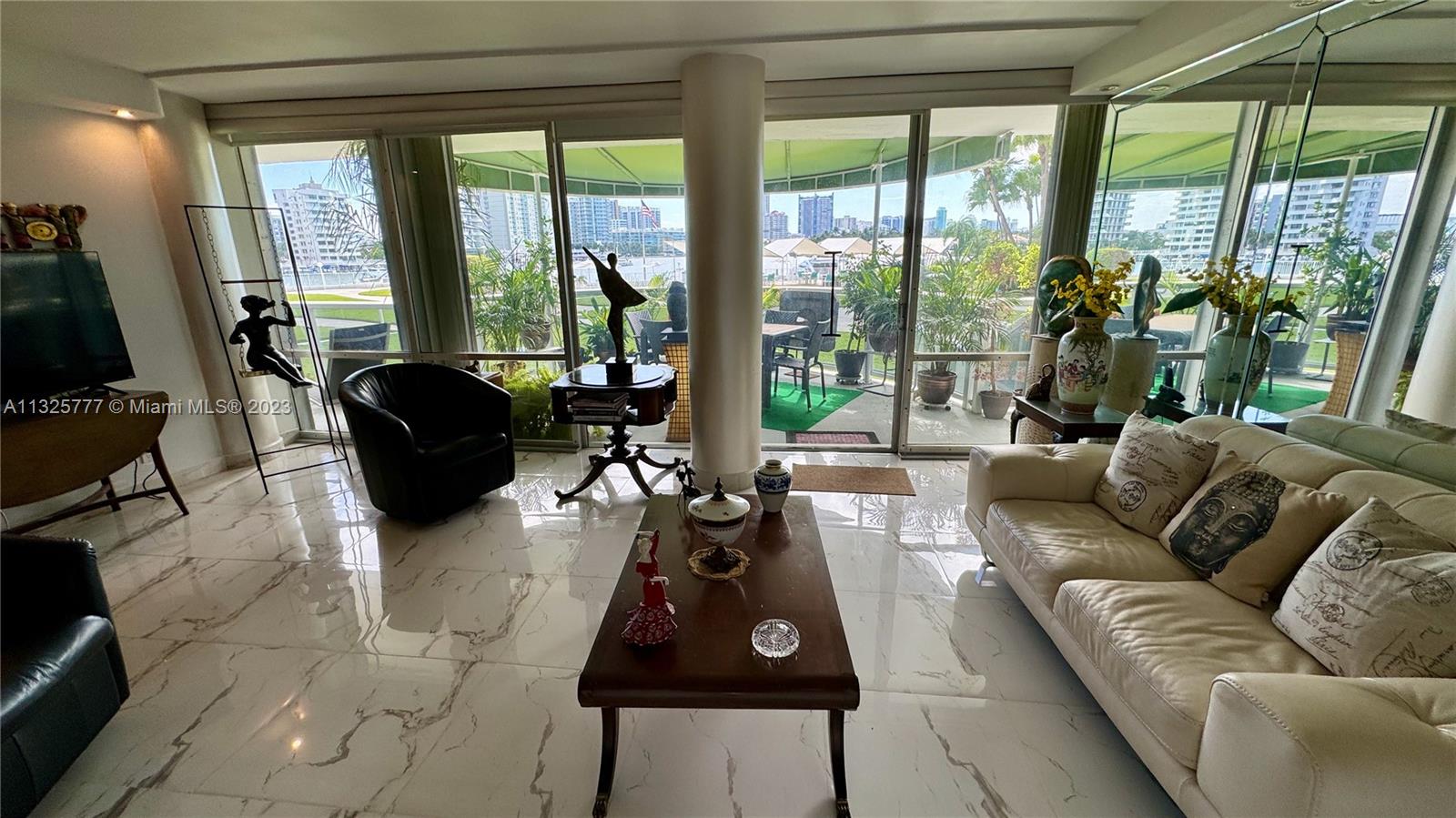 KING COLE CONDO - Residential