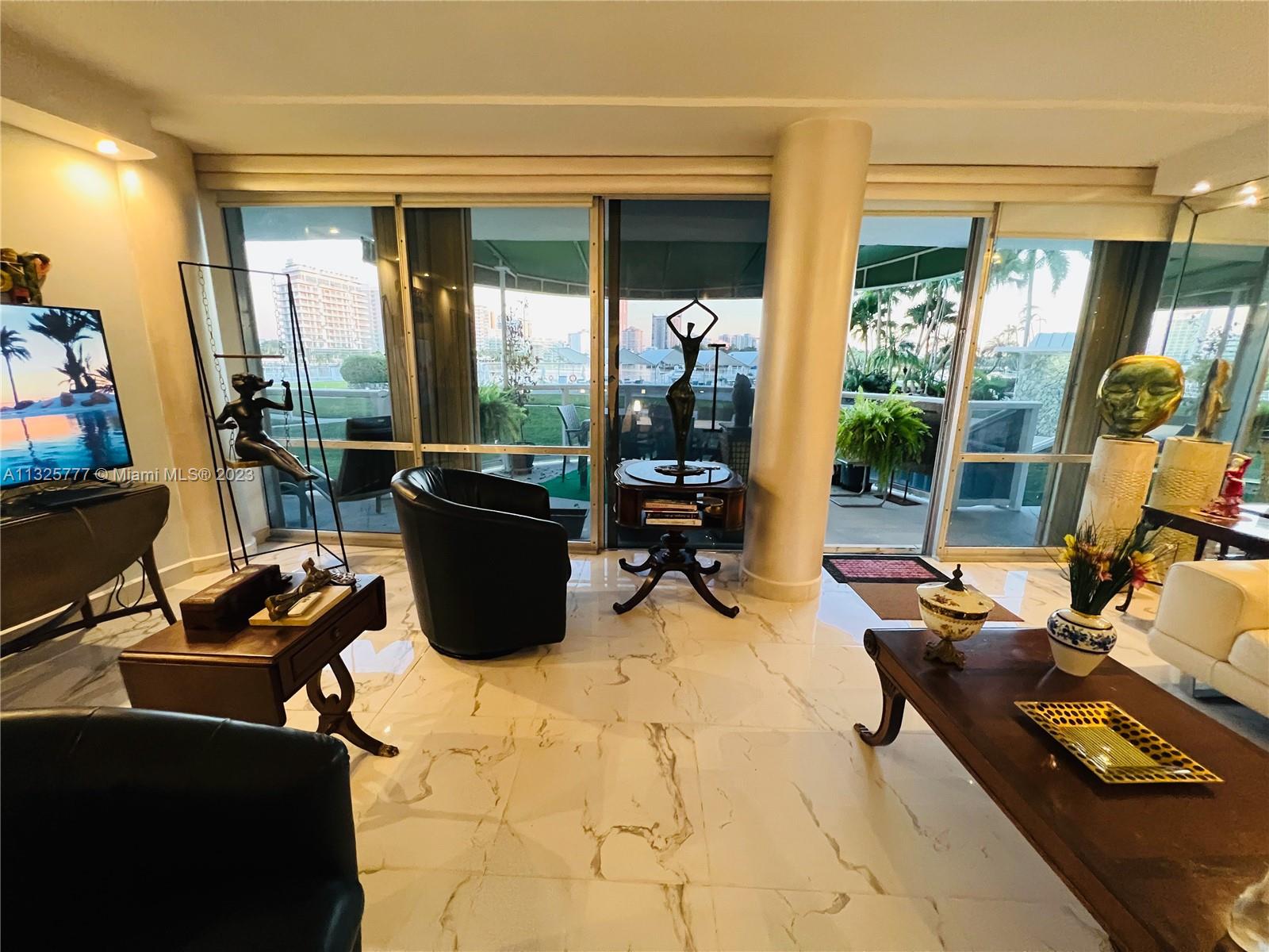 KING COLE CONDO - Residential