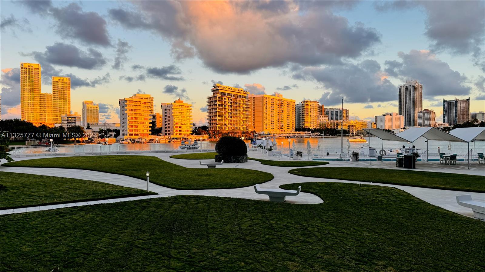 KING COLE CONDO - Residential