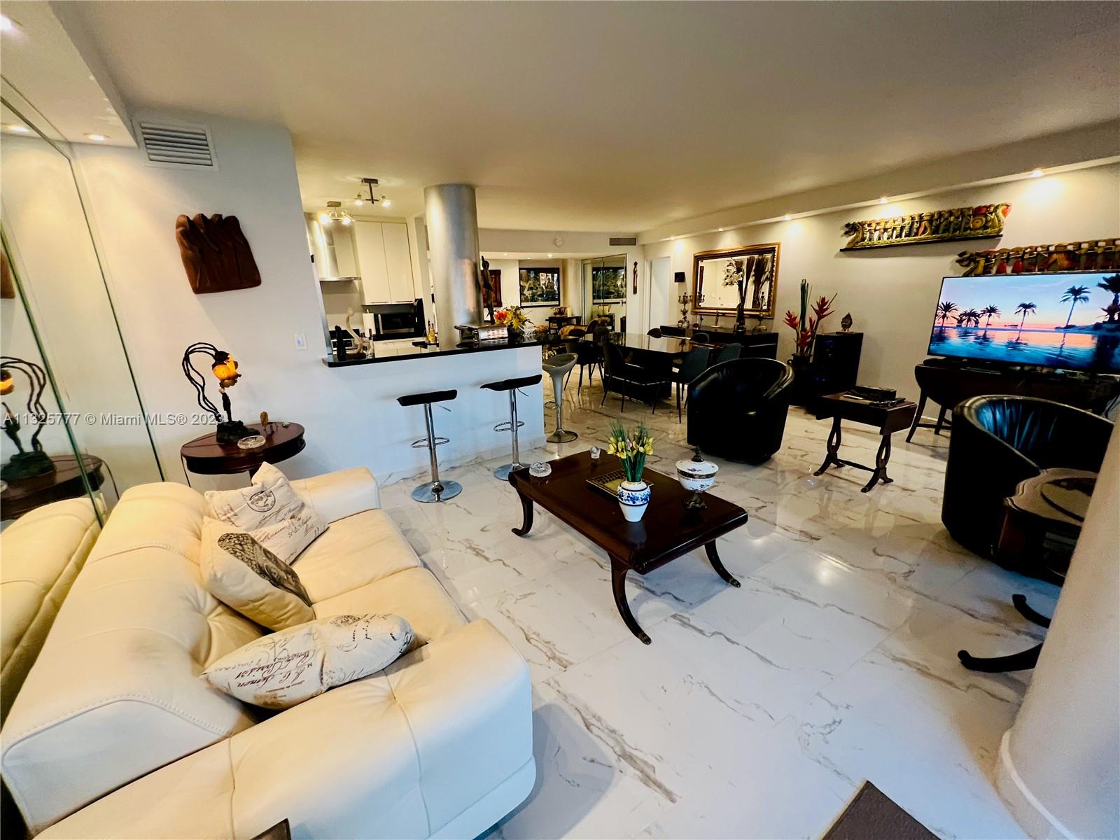 KING COLE CONDO - Residential
