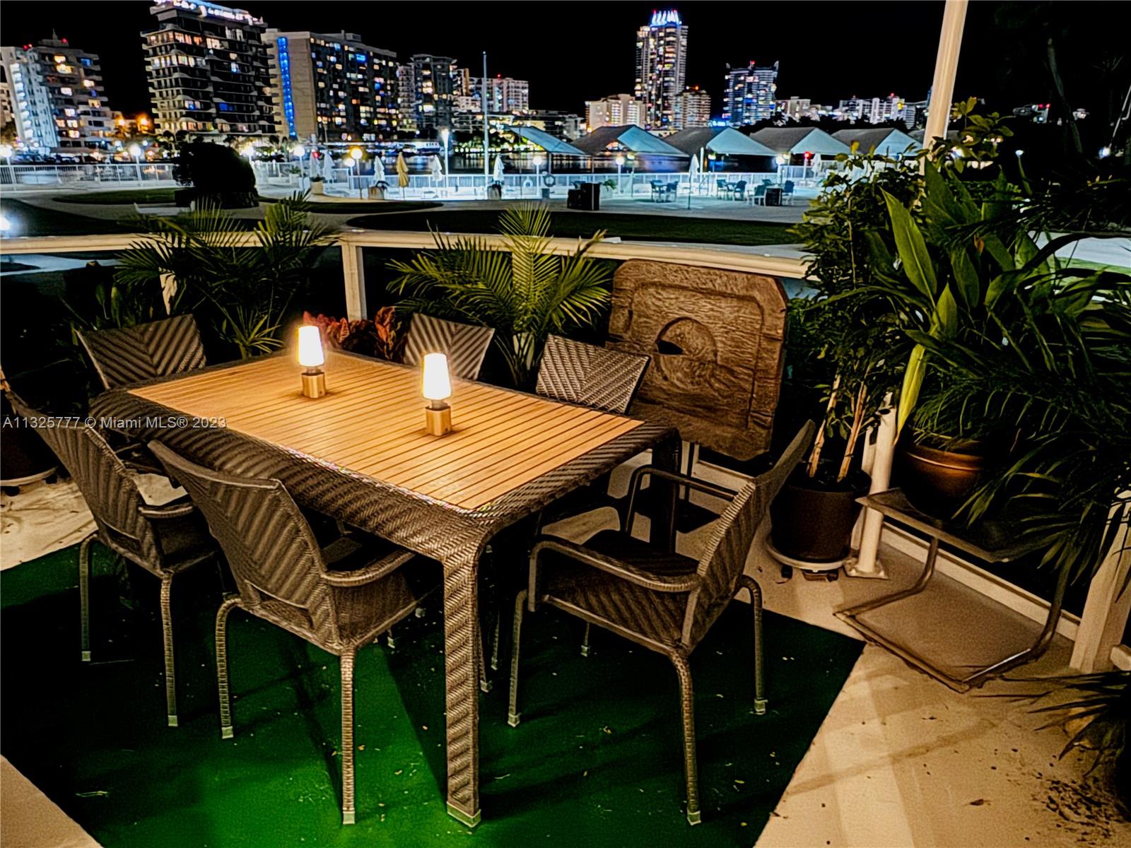 KING COLE CONDO - Residential