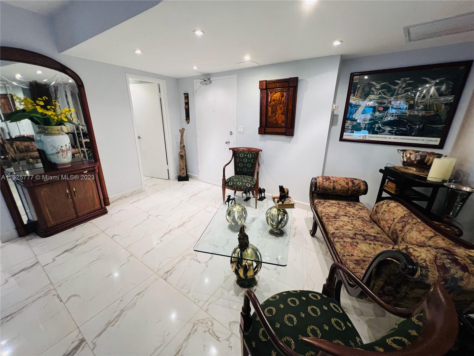 KING COLE CONDO - Residential