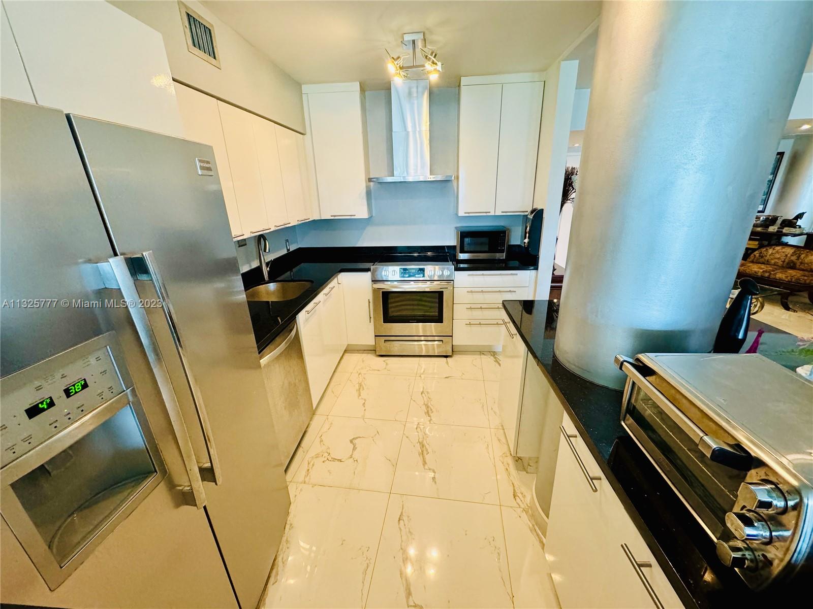 KING COLE CONDO - Residential