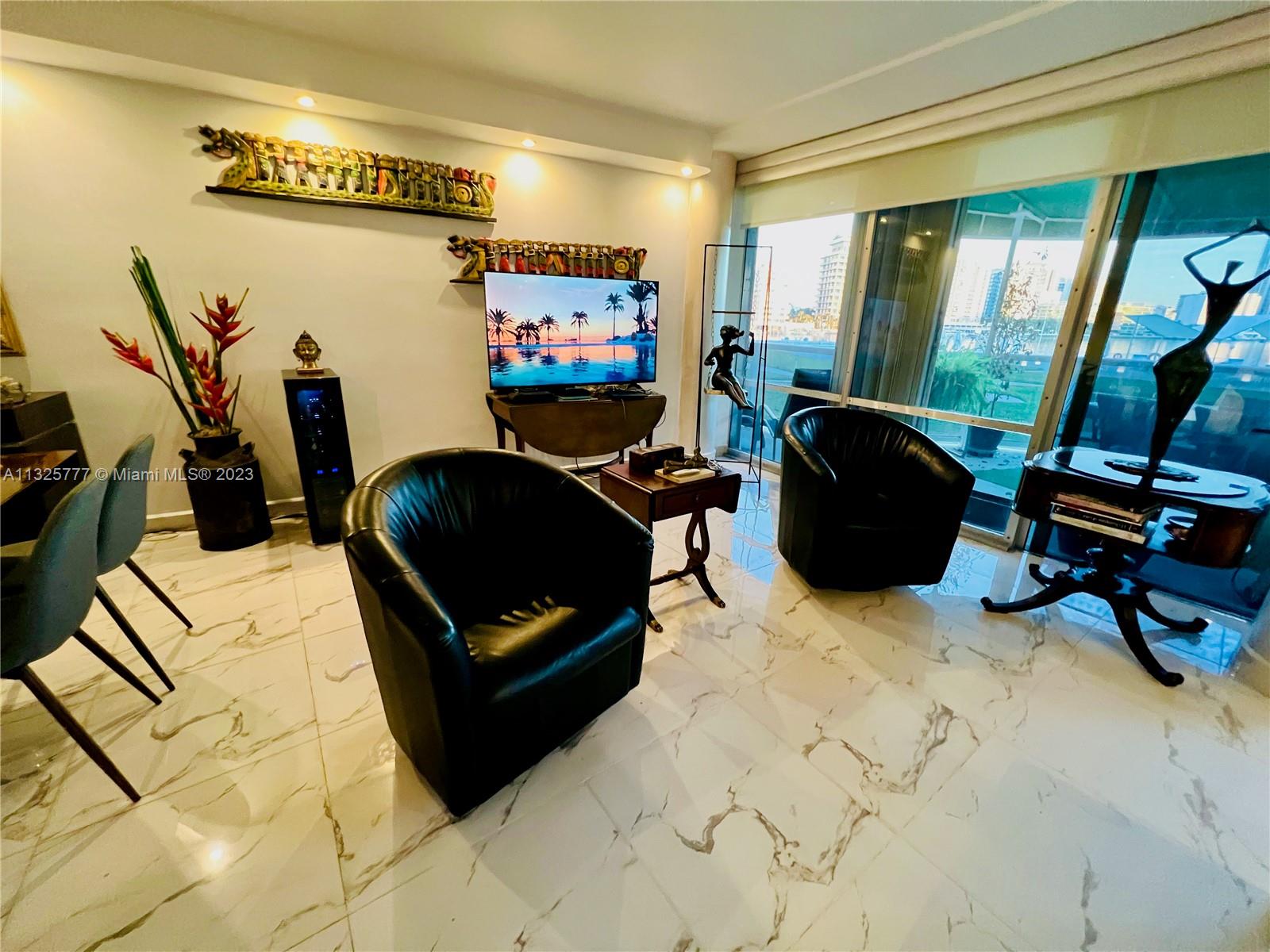 KING COLE CONDO - Residential