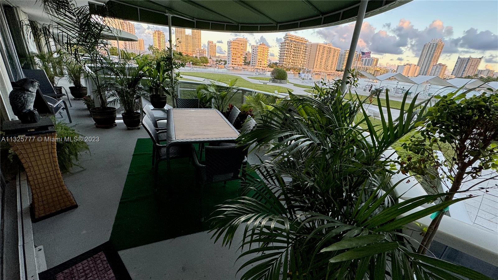 KING COLE CONDO - Residential