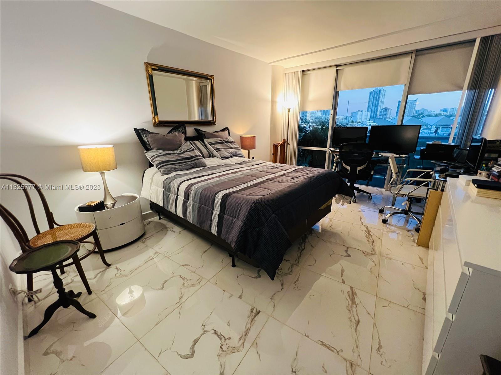 KING COLE CONDO - Residential