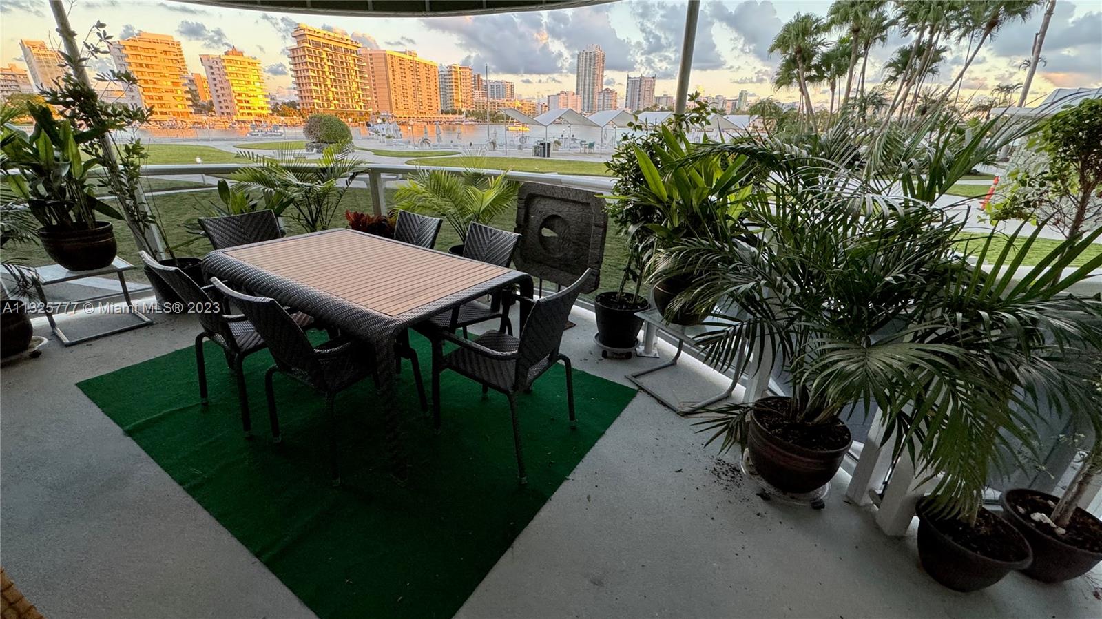 KING COLE CONDO - Residential