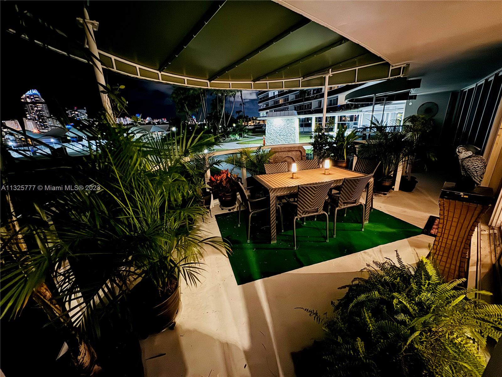 KING COLE CONDO - Residential