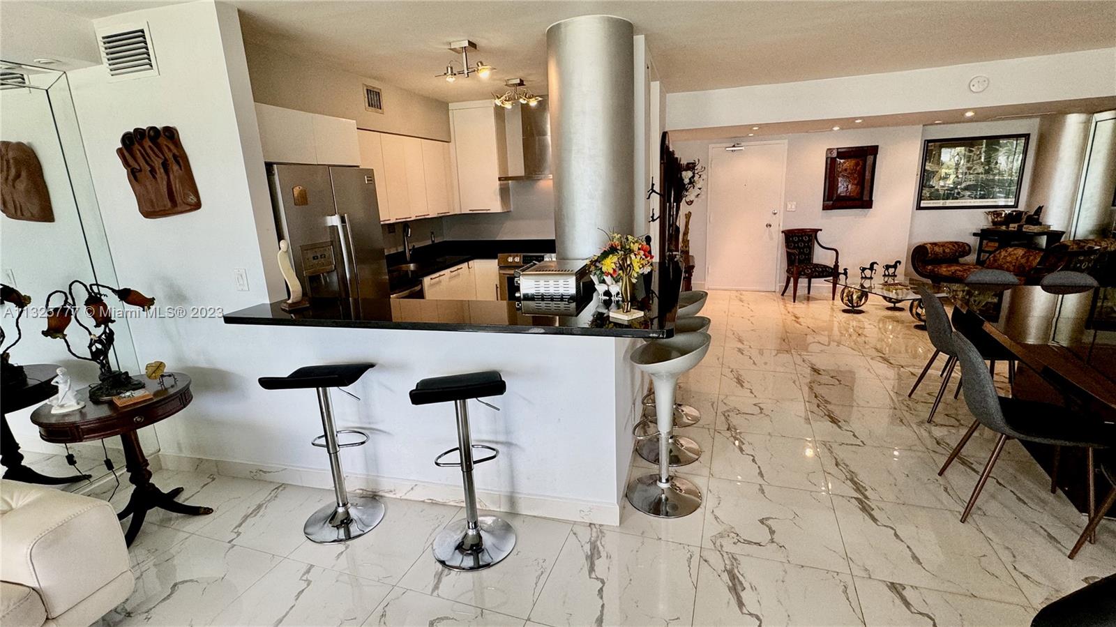 KING COLE CONDO - Residential
