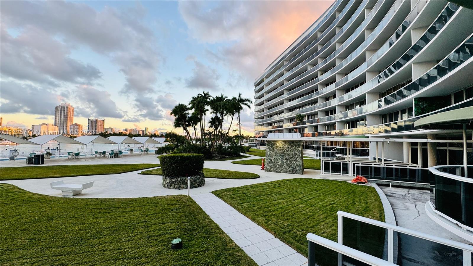 KING COLE CONDO - Residential