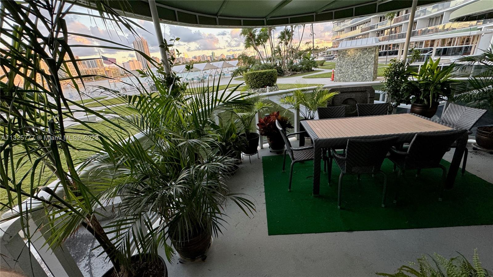 KING COLE CONDO - Residential