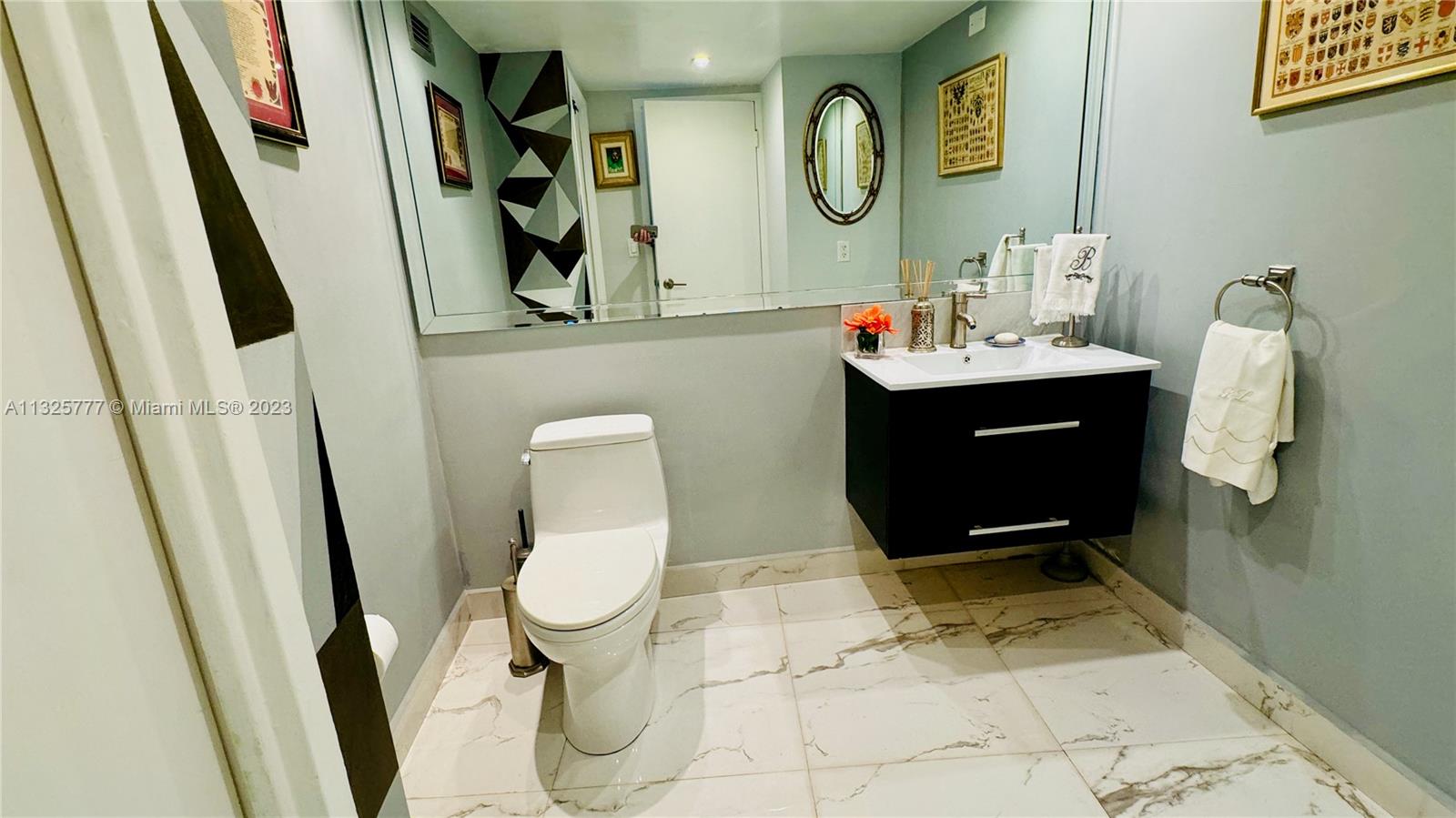 KING COLE CONDO - Residential
