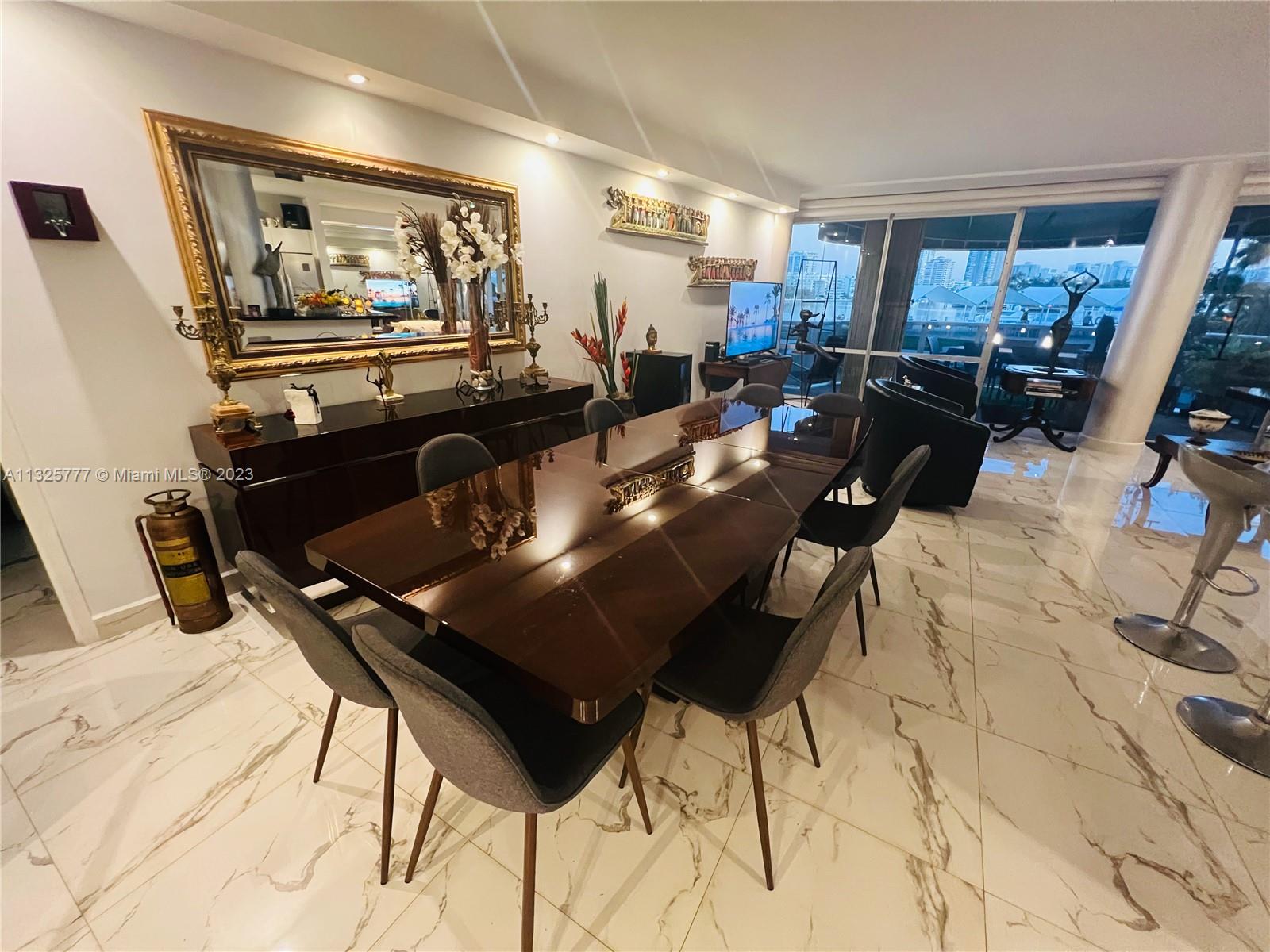KING COLE CONDO - Residential