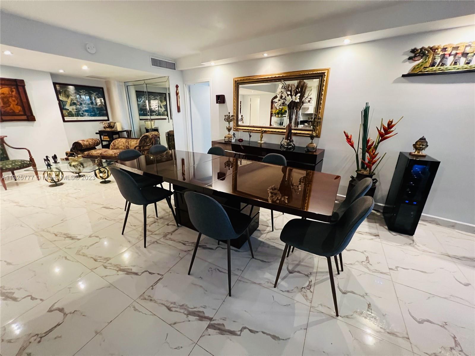 KING COLE CONDO - Residential