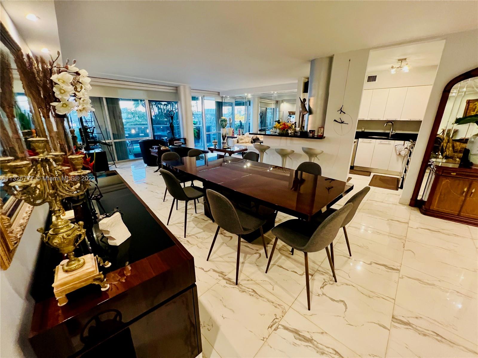 KING COLE CONDO - Residential