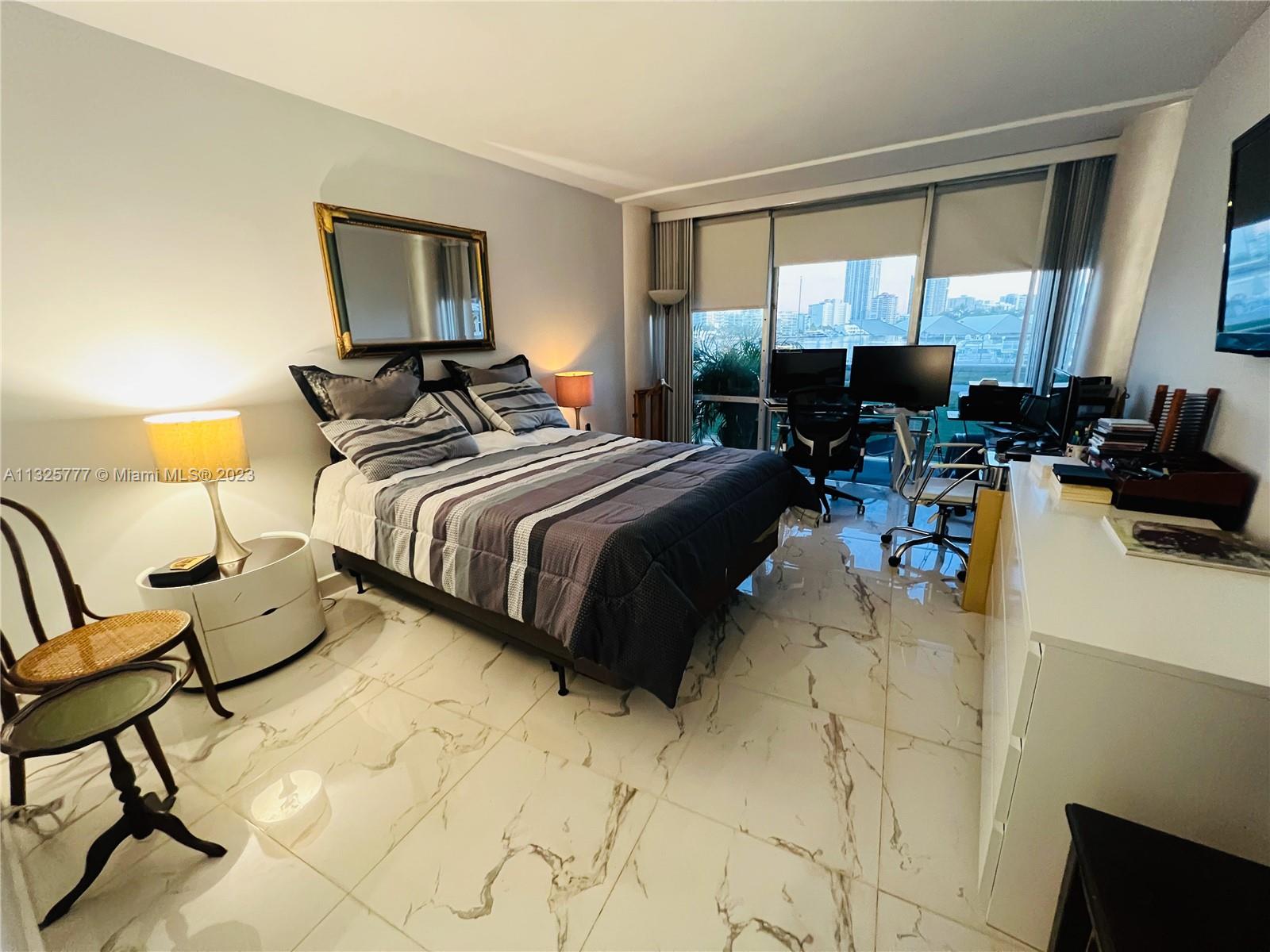 KING COLE CONDO - Residential