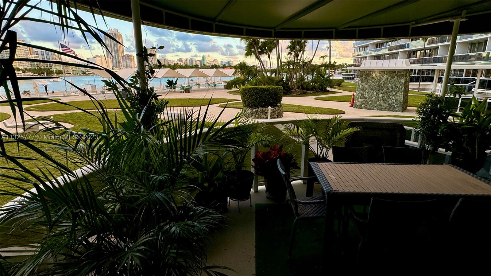 KING COLE CONDO - Residential