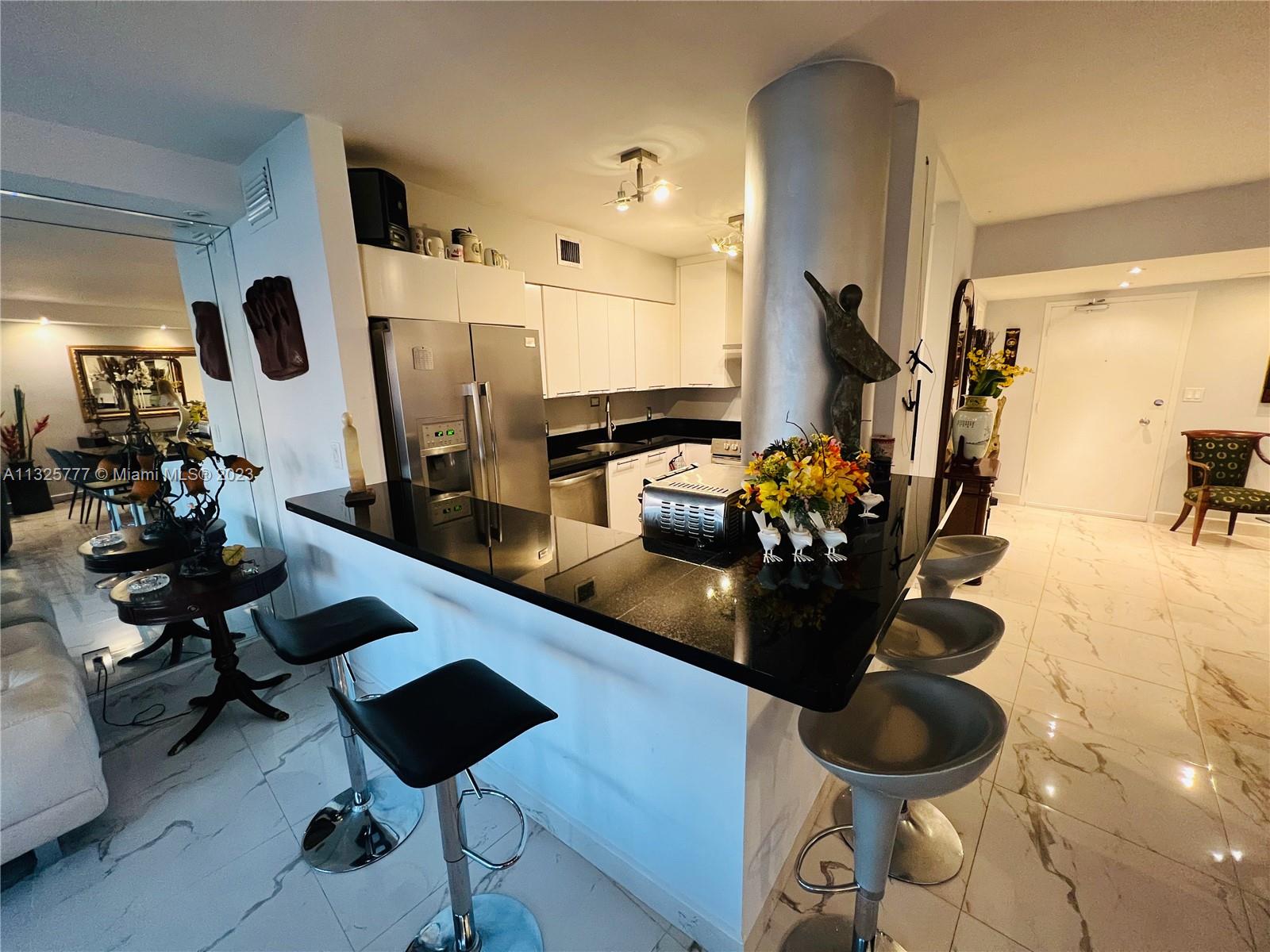 KING COLE CONDO - Residential