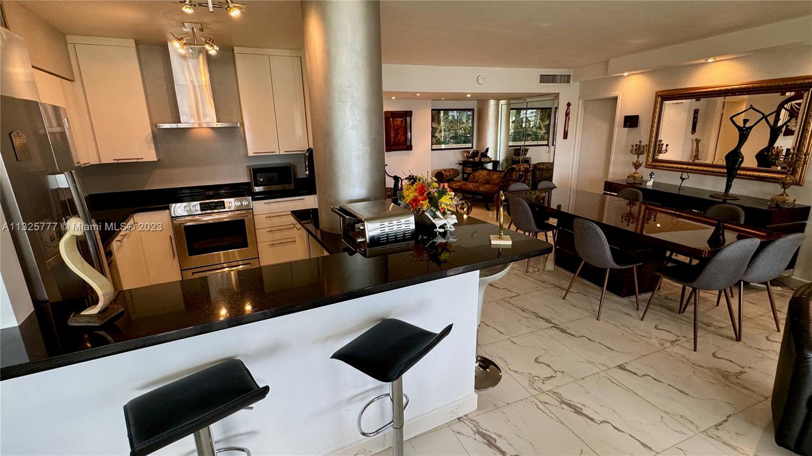 KING COLE CONDO - Residential
