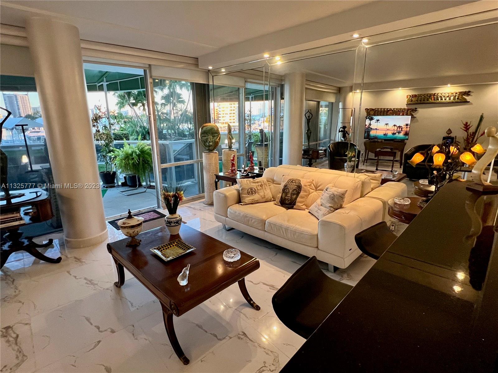 KING COLE CONDO - Residential