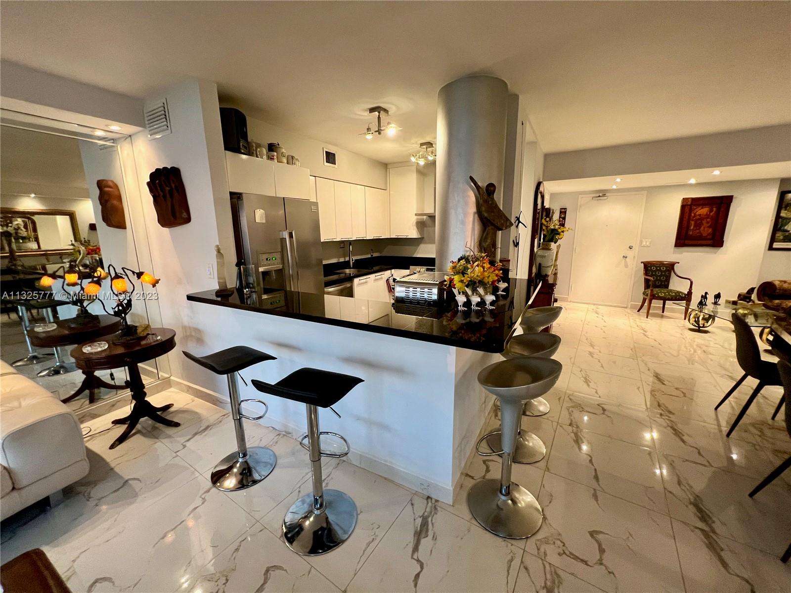 KING COLE CONDO - Residential