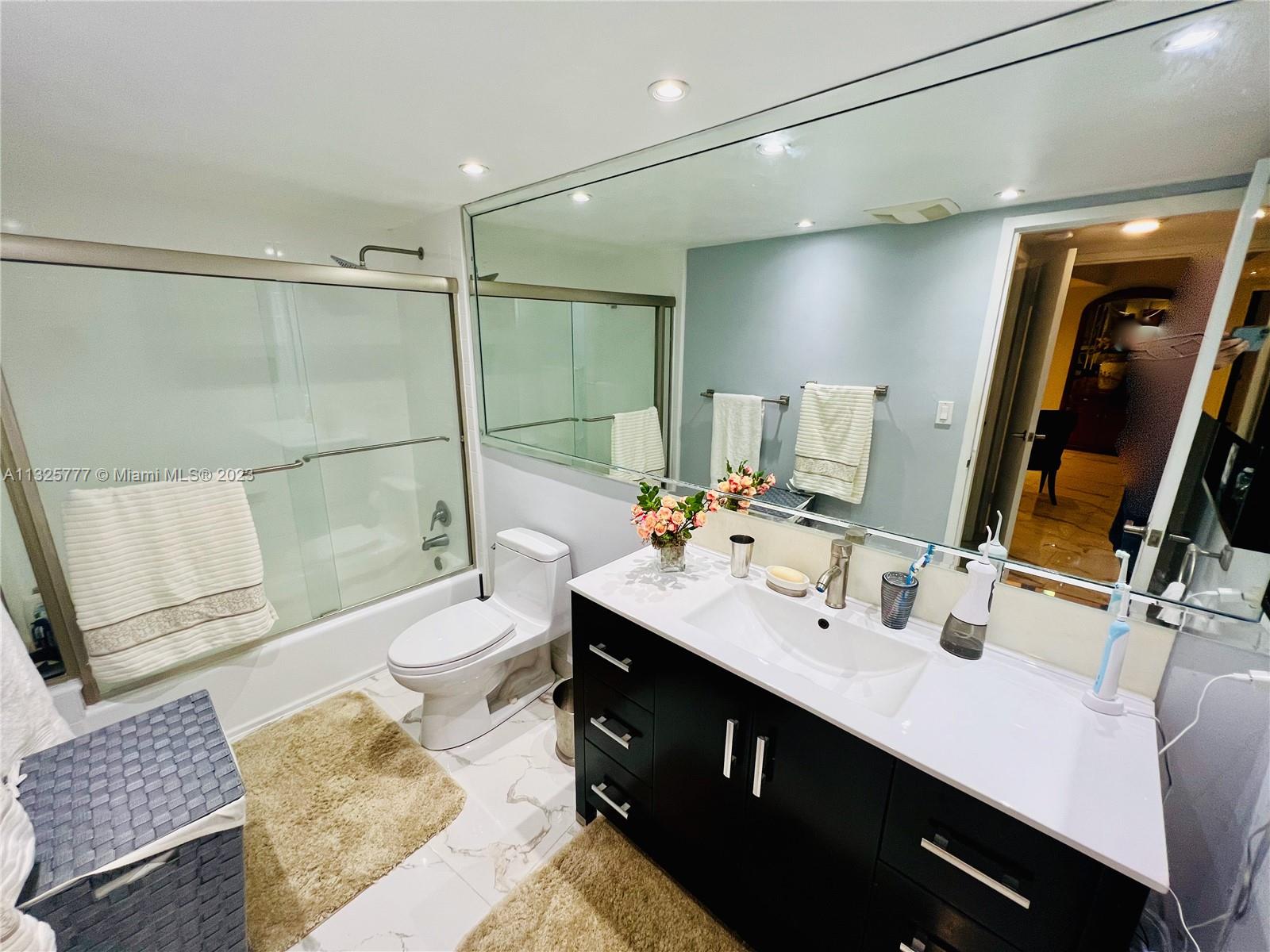 KING COLE CONDO - Residential