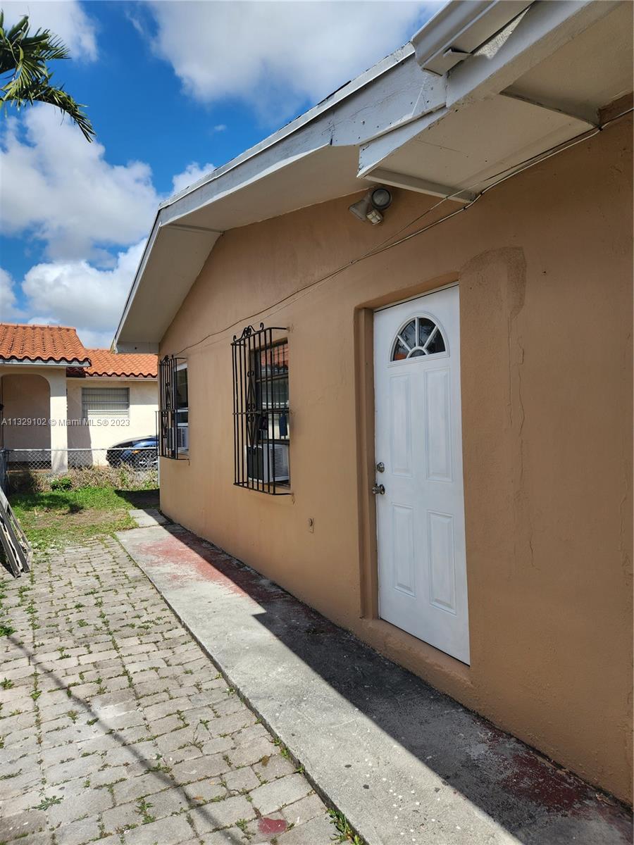 Available on Sunday 29th. OPEN HOUSE ON SUNDAY 29TH STARTING AT 2 PM. Duplex, 2 bedrooms, 1 bathroom, kitchen area, living and dinning room,  closet, terrace and little patio for private use. Water, Electricity, landscaping is Included. private parking, Near to Food Store, bus, station, Restaurants, schools.