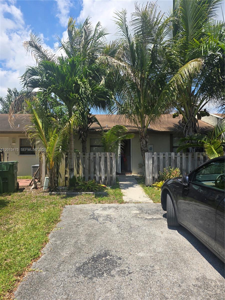 charming townhouse featuring 2 bedroom and 2 full bathrooms complete with an in-unit washer and dryer. Back yard IS FULLY FENCED, offering both privacy and security. Enjoy a spacious backyard that is perfect for outdoor living and entertaining.
the unit is ideal for small families,professionals,or investors seeking a comfortable and versatile home