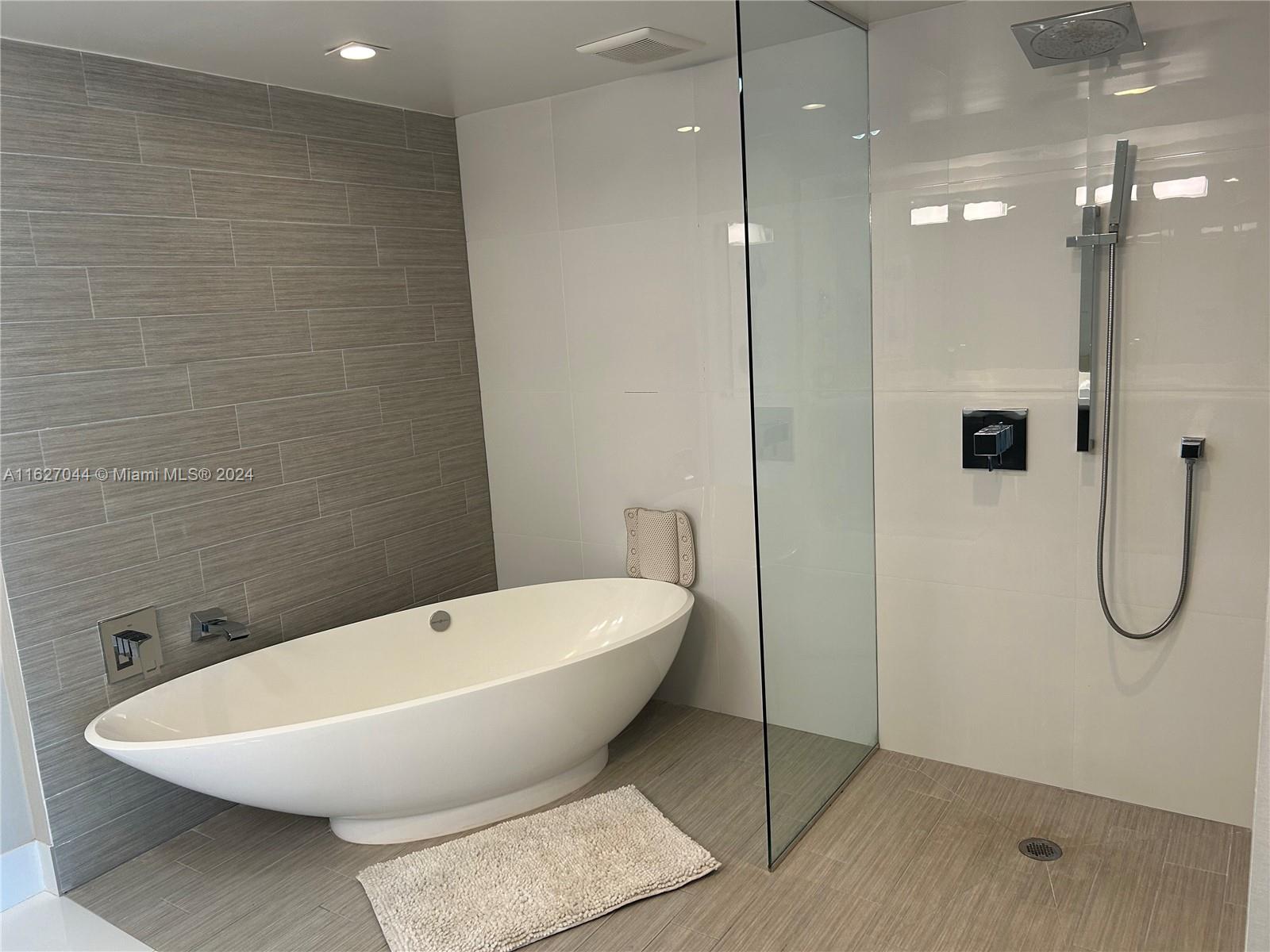 PARQUE TOWERS CONDO - Residential Lease