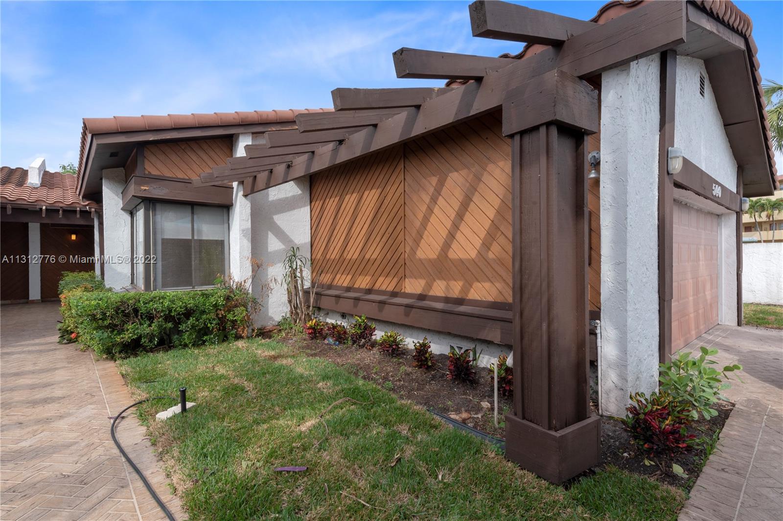 VILLAS ON THE GREEN - Residential Lease