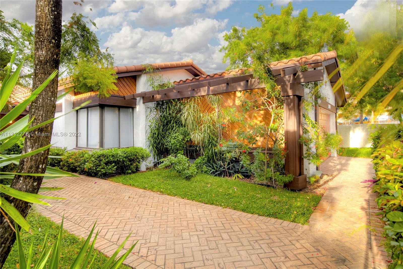 VILLAS ON THE GREEN - Residential Lease