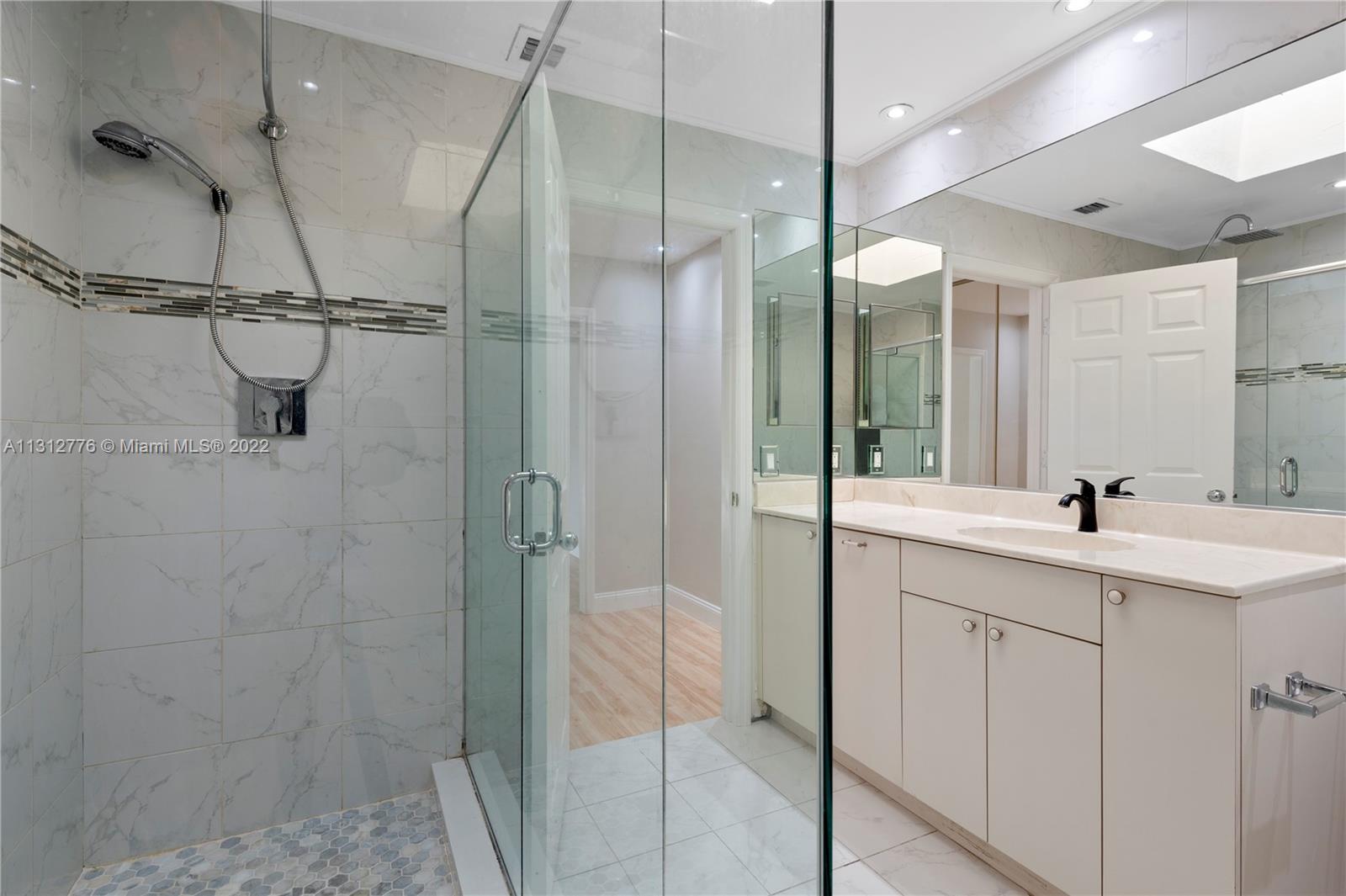 VILLAS ON THE GREEN - Residential Lease