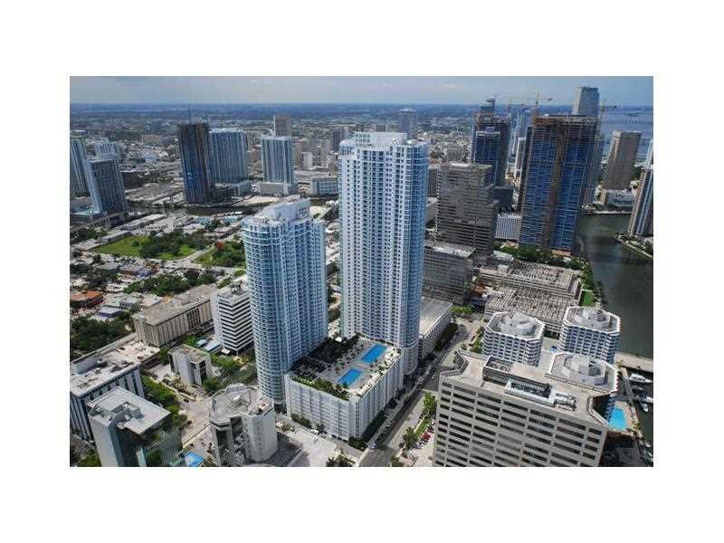 Great 2/2 split plan at The Plaza in the heart of Brickell with city and bay views.  Walk to Banks, restaurants and metro mover. Steps away to City Brickell Center and Mary Brickell Village.  Use show assist for appointments.