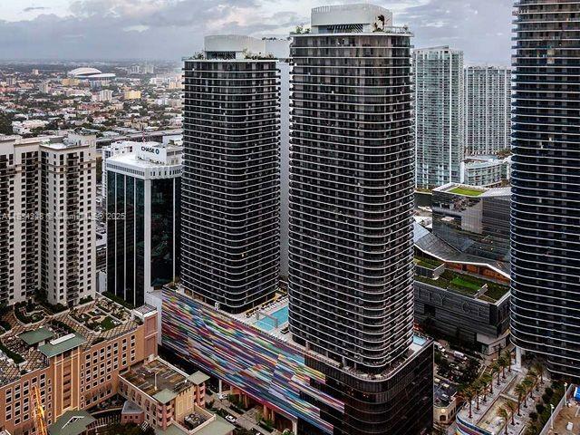 Excellent for investors!!! Experience luxury living at its finest in this exquisite apartment situated on the 30th floor of a prestigious building. Boasting high-end amenities including a spa, pool, gym, and game room, this residence offers unparalleled comfort and sophistication. With stunning views and convenient access to all the city has to offer, this is urban living at its absolute best. Don't miss out on the opportunity to make this your new home. Easy to Show !!!!