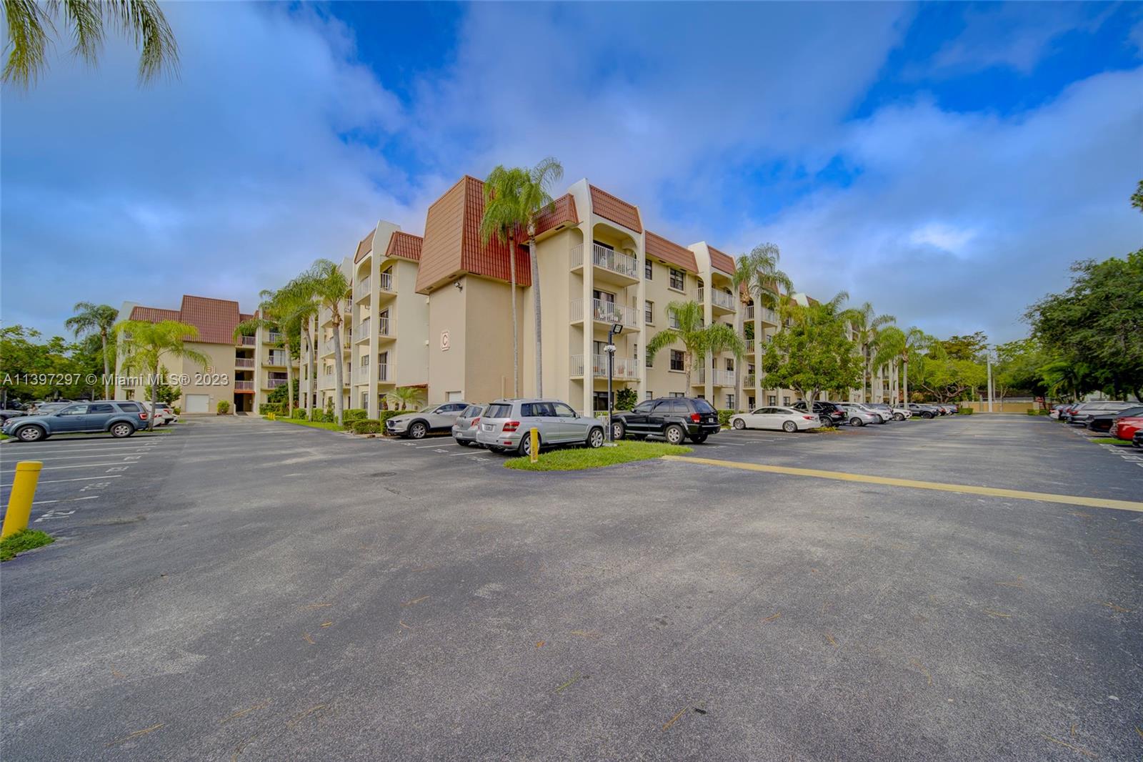 Location, Location, Location, 1 bedroom, 1 bathroom, Corner Unit on the first floor,  Gorgeous open kitchen with stainless steel appliances, and walk-in California closet. Wood floors throughout, Water is included, pet allowed 20lbs w\ pet fee, Well maintained complex, gym, community pool, tennis courts and laundry room close by, barbecue area. Next to Baptist Hospital, minutes from Dadeland Mall, Downtown Dadeland, Metrorail, Supermarkets. One parking assigned, guest parking.