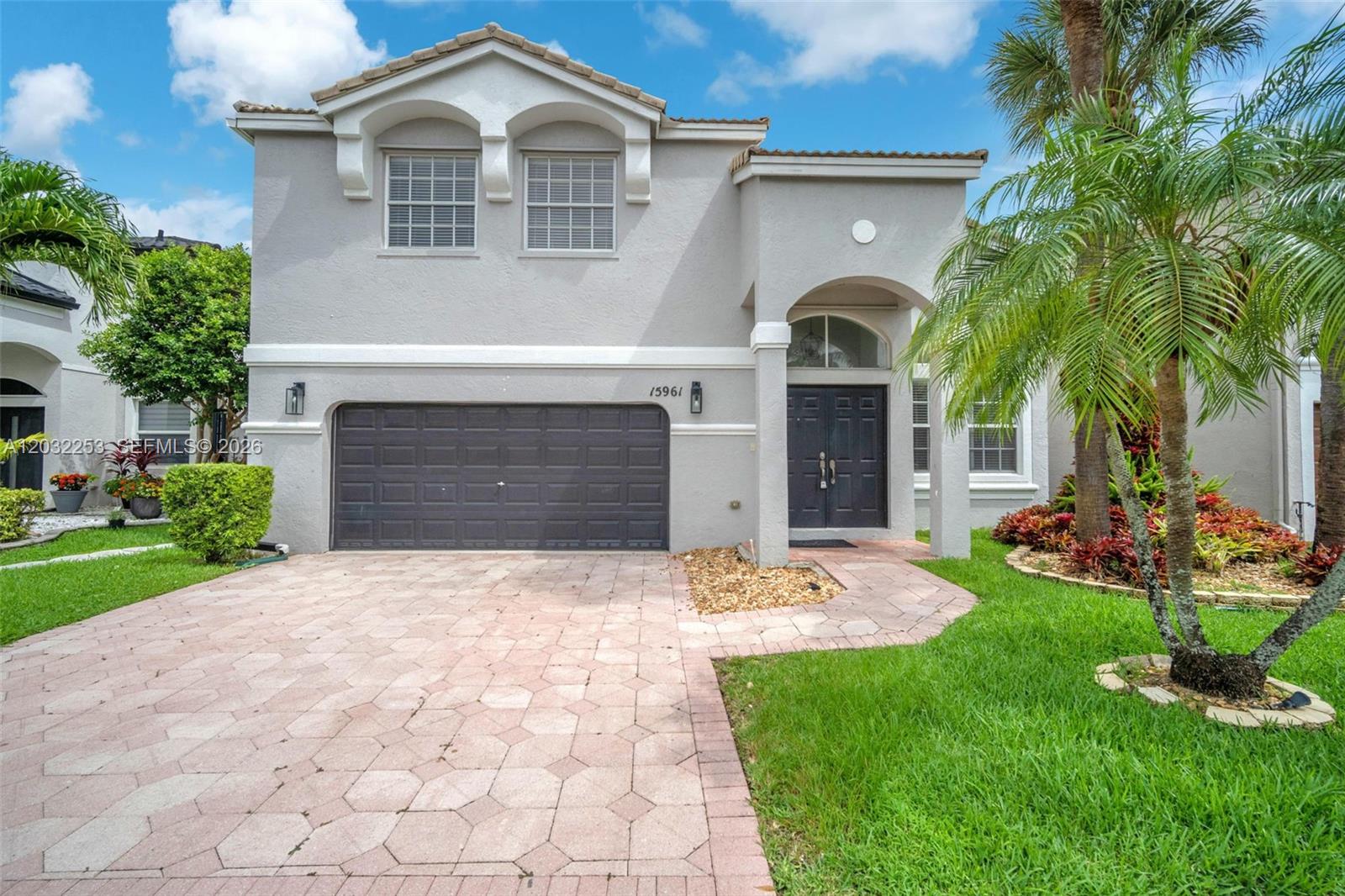This beautiful 4/3 tri-level floor plan home is located in TownGate's most prestigious subdivision of Kingsview. This home features include one bedroom and full bathroom on the first floor, large open kitchen with breakfast area, spacious open family room, formal living room, and formal dinning room. Retreat upstairs to an oversized master bedroom with sitting room area, large walking closet, large on suite master bathroom; featuring roman tub and separate shower. Down the hall you'll find two spacious bedrooms and the third bathroom. Private backyard with no neighbors behind you, perfect for entertaining! Tenants require 24 hours notice to show
