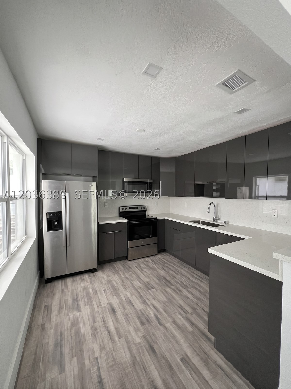 HOLLYWOOD LITTLE RANCHES - Residential Lease