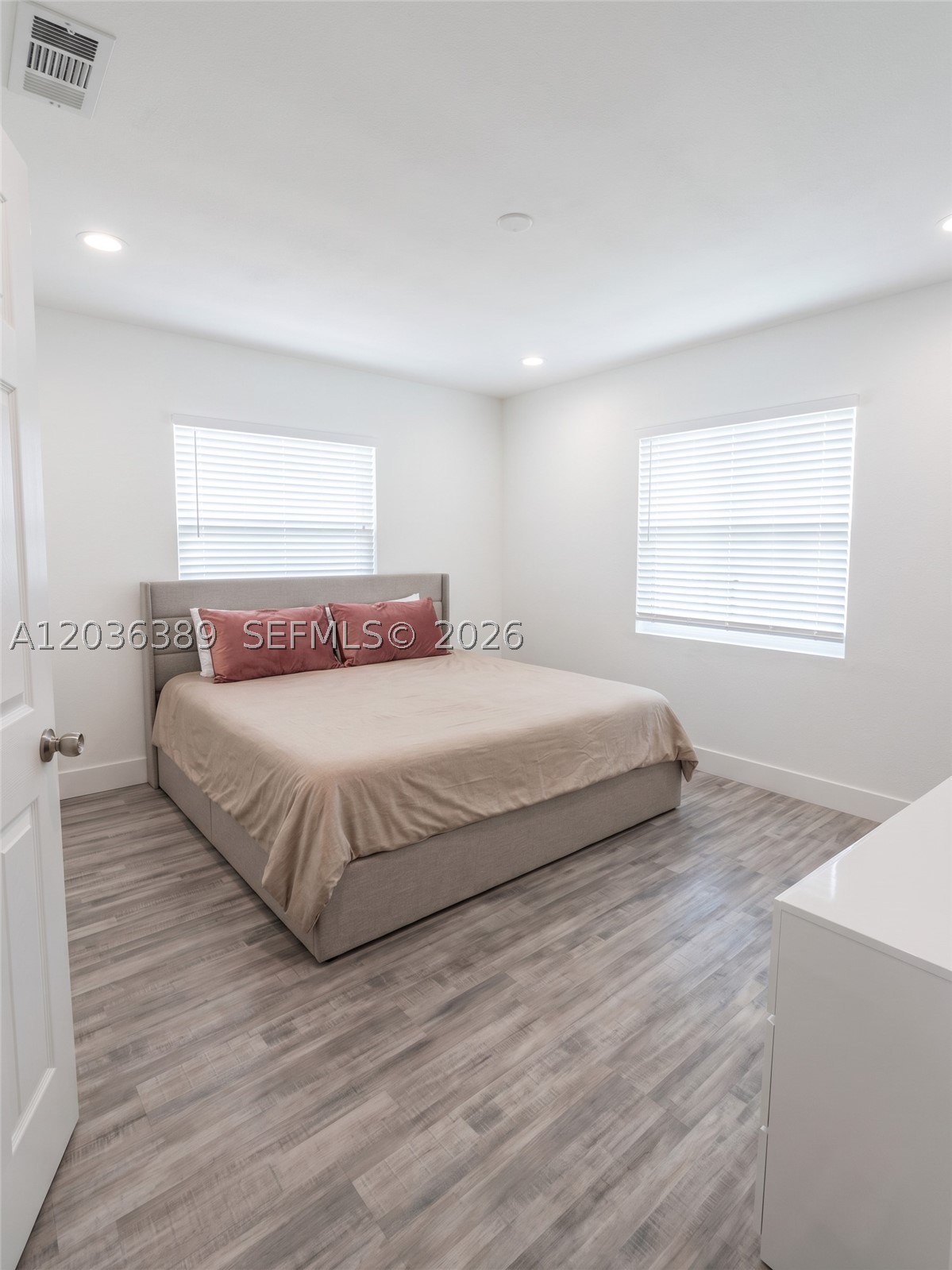 HOLLYWOOD LITTLE RANCHES - Residential Lease