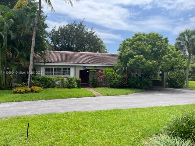 Live the gorgeous Palm Aire Lifestyle in this Cul-De-Sac 3 Bedroom 3 Full Bathroom Villa, Surrounded with beautiful Lush Landscaping, Fabulous Florida Living. Light and Bright. Tile Throughout, Split Bedroom Floor Plan. Updated Eat Kitchen and bathrooms, Stainless Appliances, tile throughout. Enjoy the many amenities of Palm Aire Country Club; community pool, walking/jogging paths, bike riding, golf in the community, tennis, basketball and more. Association payments include-All Amenities, Building Exterior, high speed internet/Cable Tv, Common Areas, Landscaping/Lawn Maintenance, Manager, Pool Service, Recreation Facilities, Roof Repairs, Security, Sewer. 
Chandelier is excluded from sale. 
20% down for financing. No pets rvs, trucks. No renting year 1. 20% DP. Showings after 12.