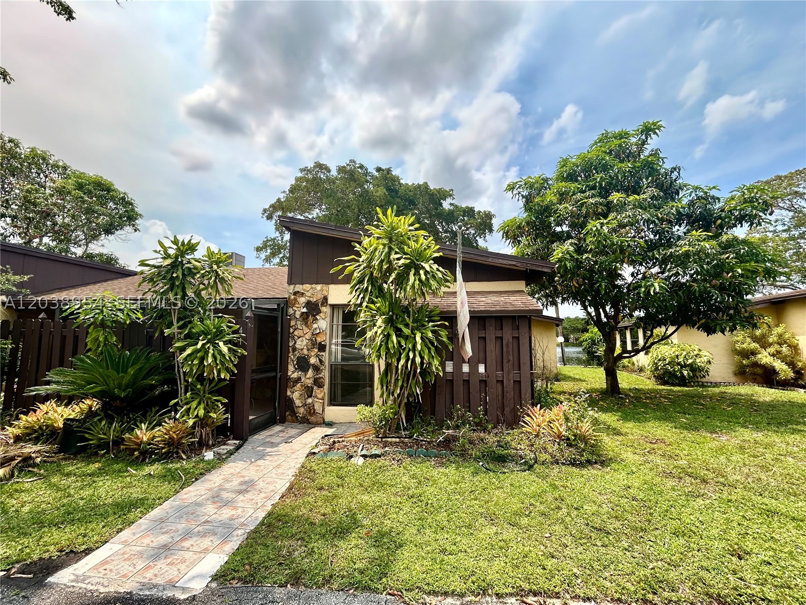 RARELY AVAILABLE AND BEAUTIFUL 2 BEDROOM, 2 BATH CORNER VILLA, ONE OF THE LARGEST AND MOST DESIRABLE MODELS IN CARRIAGE HILLS! ENJOY BREATHTAKING LAKE VIEWS FROM THE EXPANSIVE BACK PATIO, WITH ACCESS FROM EVERY ROOM. THIS SPACIOUS HOME OFFERS A VERSATILE EXTRA ROOM PERFECT AS A FAMILY ROOM, DEN, OFFICE, OR GUEST AREA. OPEN KITCHEN CONCEPT, SPLIT FLOOR PLAN, AND ENDLESS POTENTIAL TO CREATE YOUR DREAM HOME. LOCATED IN THE HEART OF HOLLYWOOD, ACROSS FROM SHOPPING, BANKS, AND RESTAURANTS, JUST MINUTES TO HARD ROCK HOTEL & CASINO, NOVA UNIVERSITY, MAJOR HIGHWAYS, AND FLL AIRPORT. RESORT-STYLE 55+ COMMUNITY WITH A 5-STAR CLUBHOUSE, LAKESIDE POOL, JACUZZI, SAUNA, FITNESS CENTER, TENNIS, PICKLEBALL, BASKETBALL, BBQ AREA, AND A SCENIC WALKING TRAIL AROUND THE BEAUTIFUL NATURAL LAKE. A TRUE MUST SEE!
EASY APPROVAL WITH 650 CREDIT